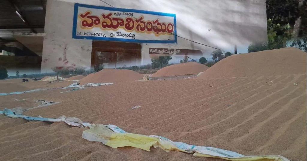 Farmers Allege Irregularities at Devarampalli Paddy Procurement Centre in Telangana