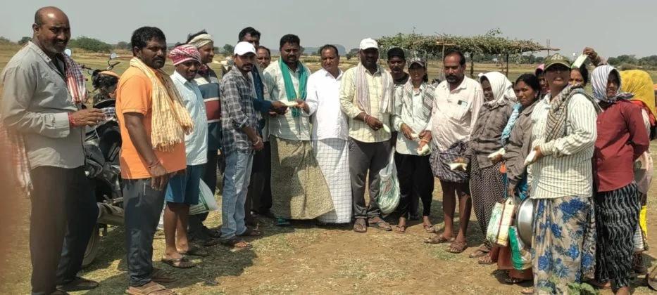 ఉపాధిహామీ కూలీలకు మజ్జిక ప్యాకేట్స్ అందజేత