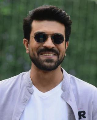చిరంజీవి బర్త్‌డే వేడుకల తర్వాత హైదరాబాద్‌కు రామ్ చరణ్.. చేతికి కట్టుతో కనిపించిన మెగా పవర్ స్టార్