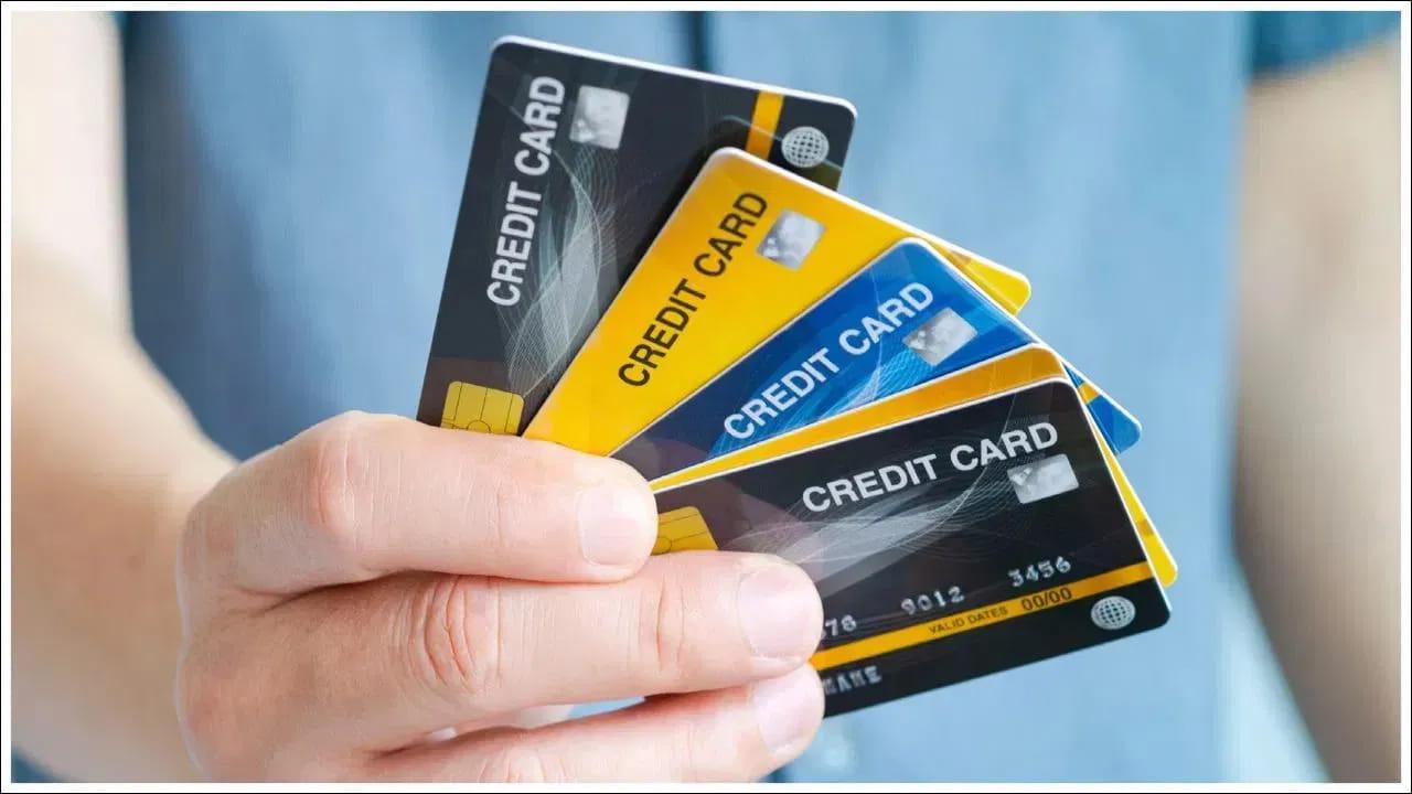 Credit Cards: క్రెడిట్ కార్డు క్లోజ్ చేస్తున్నారా..? ఈ విషయం తెలుసుకోకపోతే బొక్క బోర్లా పడతారు..