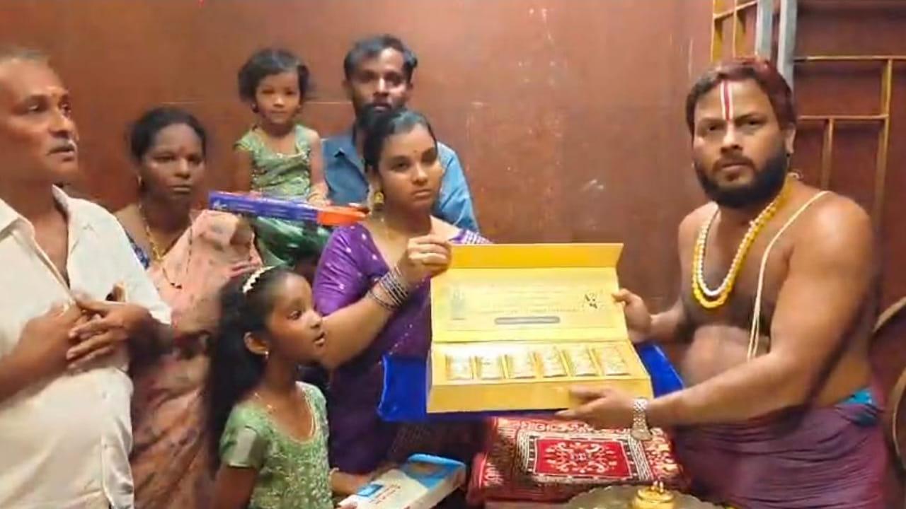 వెంకన్న స్వామికి బంగారు పూతరేకులు సమర్పించిన భక్తుడు!