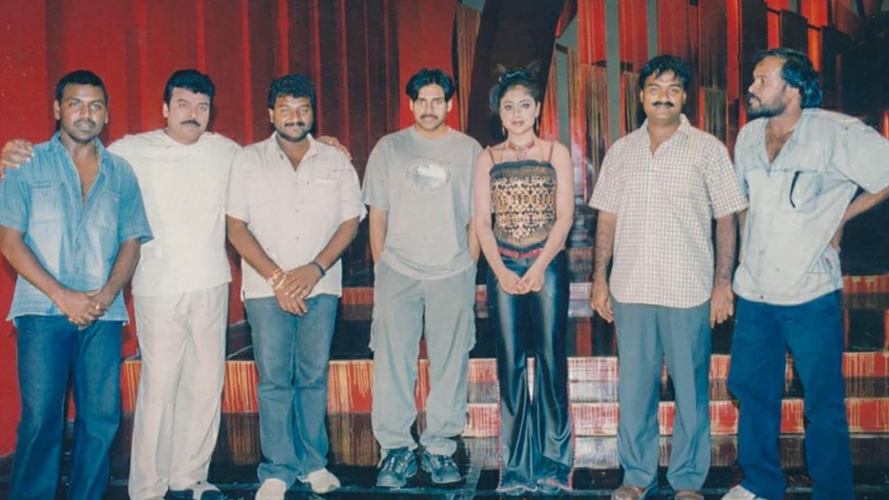 Mega Photo: పాతికేళ్ల నాటి మెగా జ్ఞాపకం.. ‘ఠాగూర్’ సెట్‌లో అన్నయ్యను కలిసిన ‘గుడుంబా శంకర్’..!