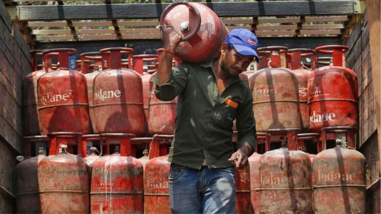 LPG Price: వినియోగదారులకు భారీ షాకింగ్‌ న్యూస్‌.. రూ.993 పెరిగిన సిలిండర్‌ ధర..!