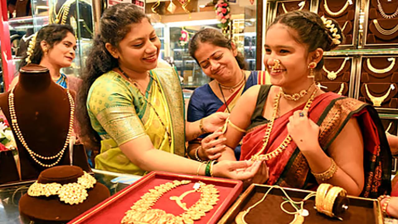 Gold Buying: భారతీయుల రూటు ఛేంజ్‌.. ఆ పని కోసమే 40% మంది బంగారం కొంటున్నారట.. తాజా నివేదికలో షాకింగ్ విషయాలు!