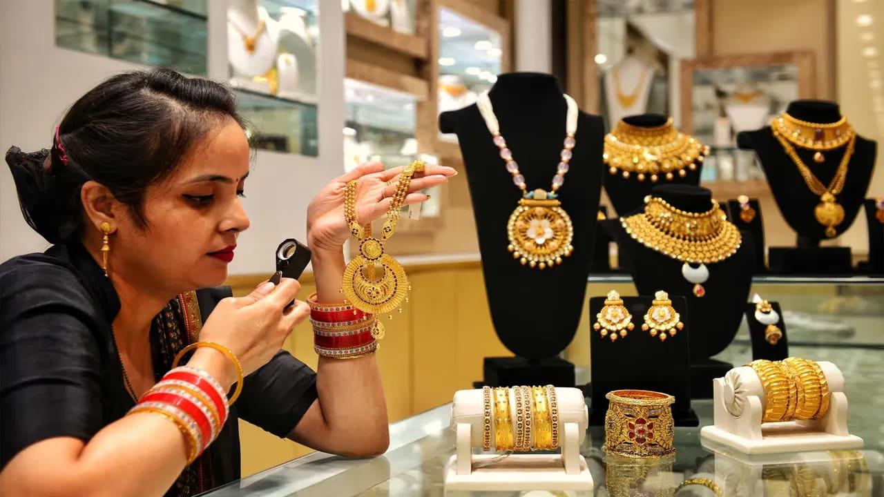 Gold Price Today: దిగి వస్తున్న బంగారం, వెండి ధరలు.. తులం ధర ఎంత ఉందంటే..