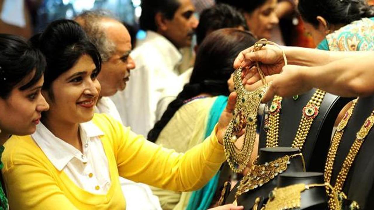 Gold Prices: బంగారం ధరలపై పండుగలాంటి వార్త.. రానున్న రోజుల్లో ధరలు ఢమాల్..! కారణం ఇదే..