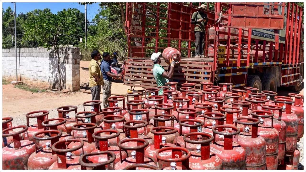 LPG Gas: గ్యాస్ ధరల సెగ.. నేడు మీ నగరంలో సిలిండర్ ధర ఎంత? పూర్తి వివరాలు ఇవే!