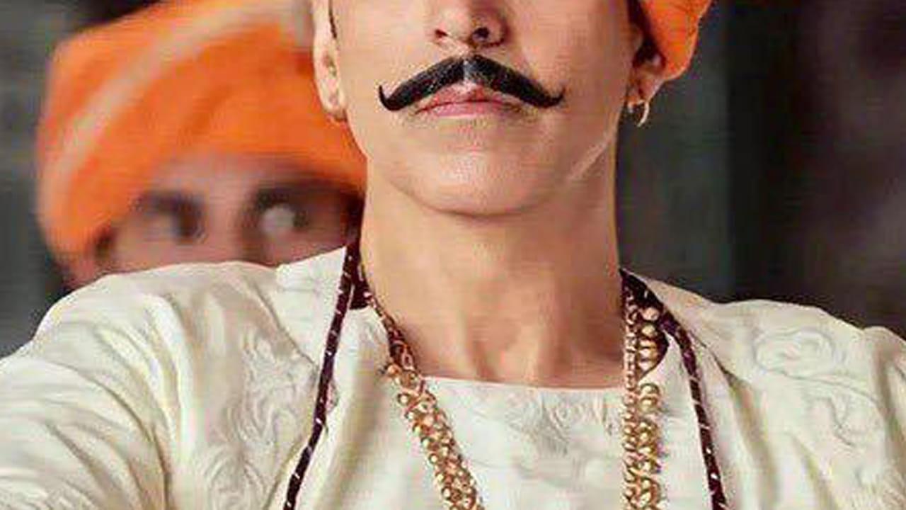 Cinema : హీరోకు ఫేక్ మీసాలు.. దెబ్బకు 220 కోట్ల సినిమా అట్టర్ ప్లాప్.. 4 ఏళ్లకు క్షమాపణ చెప్పిన హీరో..