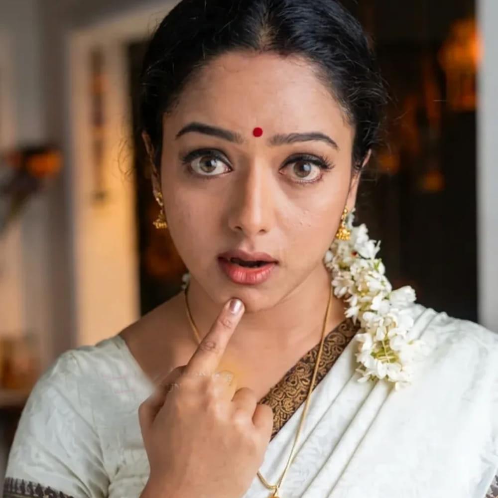 soundarya: అప్పుడు సౌందర్య కూతురిగా నటించింది నేనే.. హాట్ బ్యూటీ క్రేజీ కామెంట్స్