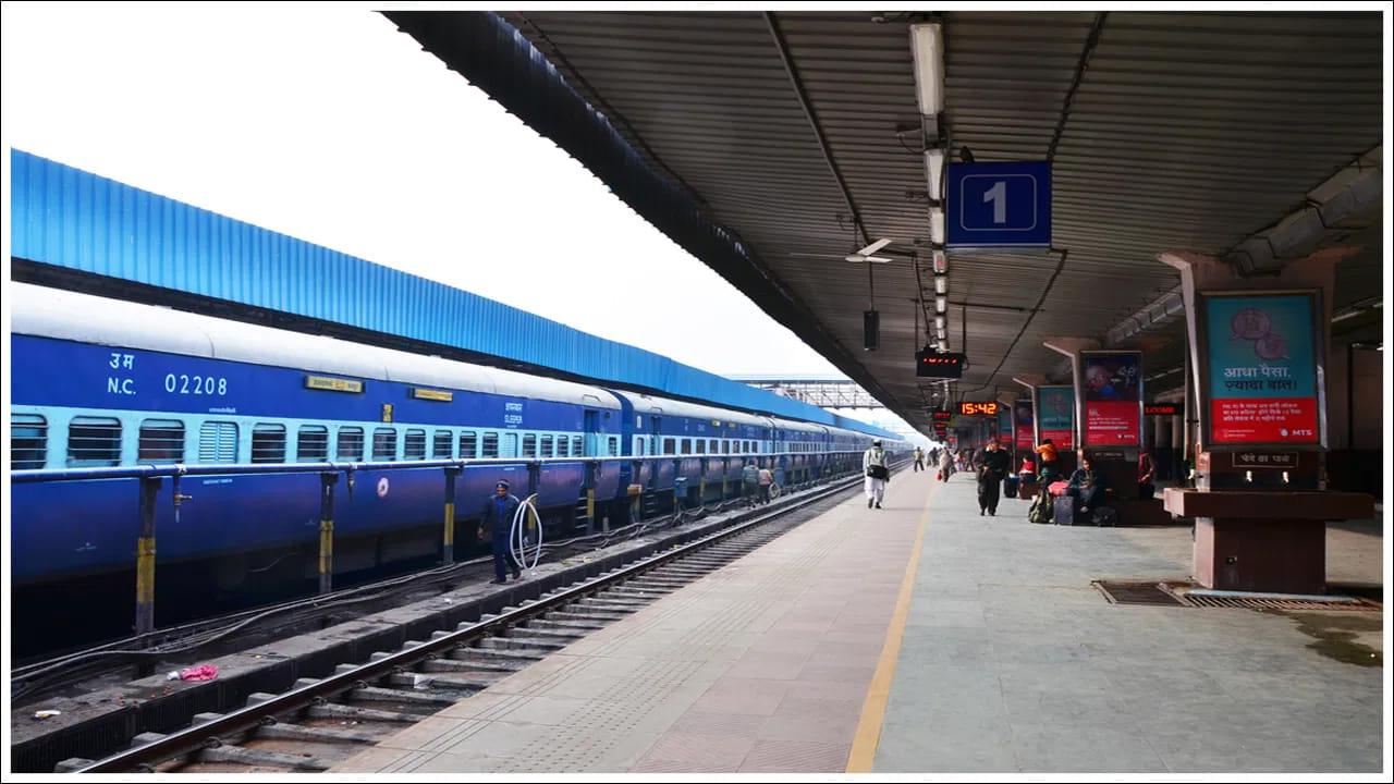 Indian Railays: రైలు ఆలస్యమైనందుకు ప్రయాణికుడికి రూ.1.25 లక్షలు చెల్లించిన రైల్వే.. అసలేమైందంటే..!
