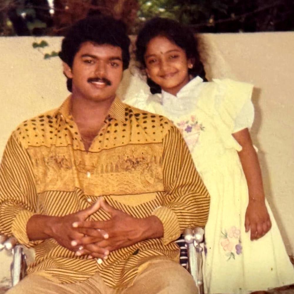వార్ని..! విజయ్‌తో ఉన్న ఈ చిన్నారి.. ఎన్టీఆర్, అల్లు అర్జున్‌తో  బ్లాక్ బస్టర్స్ అందుకుంది