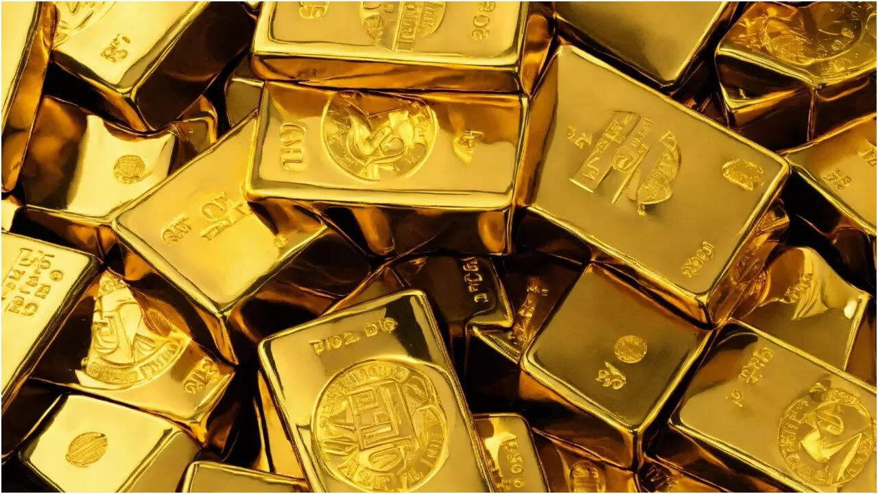Gold gains but heads for first weekly loss in five weeks