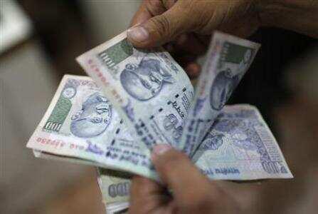 Rupee falls to 94.86 per USD as modest inflows, oil prices retreat