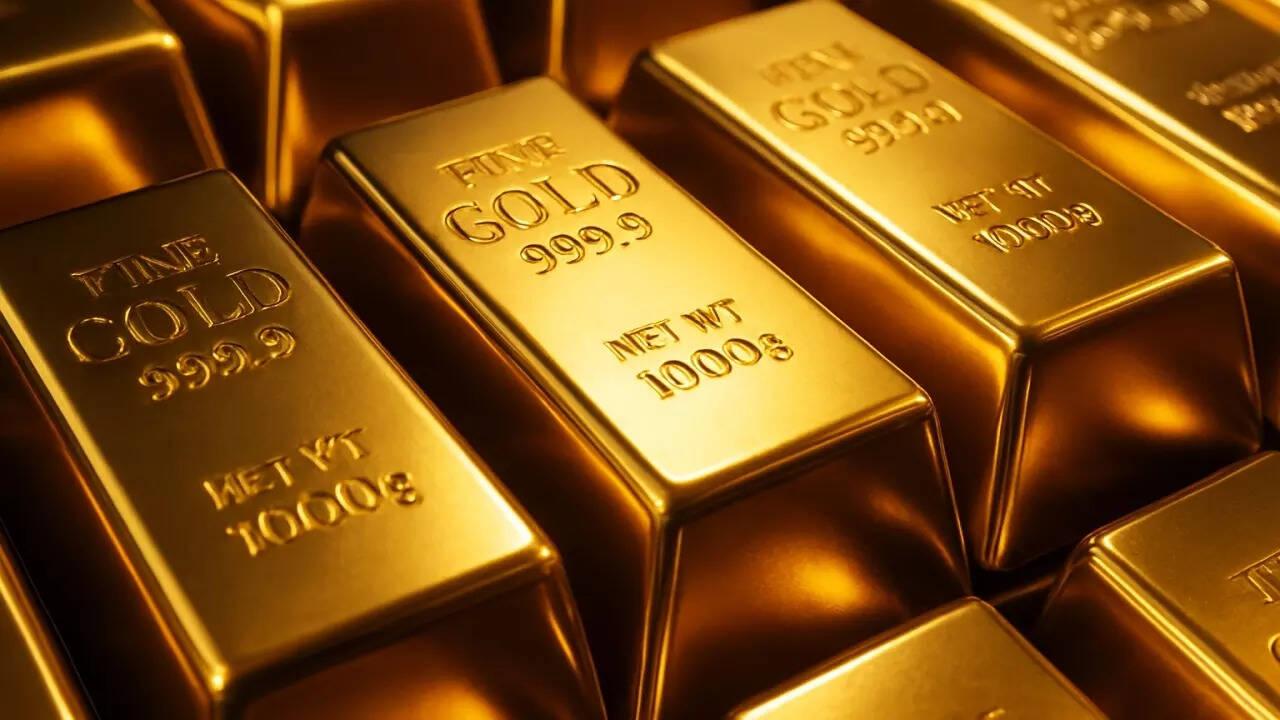 Gold jumps on weaker dollar, Middle East peace hopes