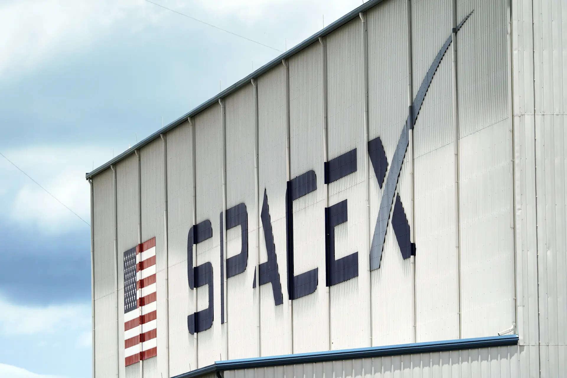 SpaceX bankers prepare for bond sale of at least $20 billion