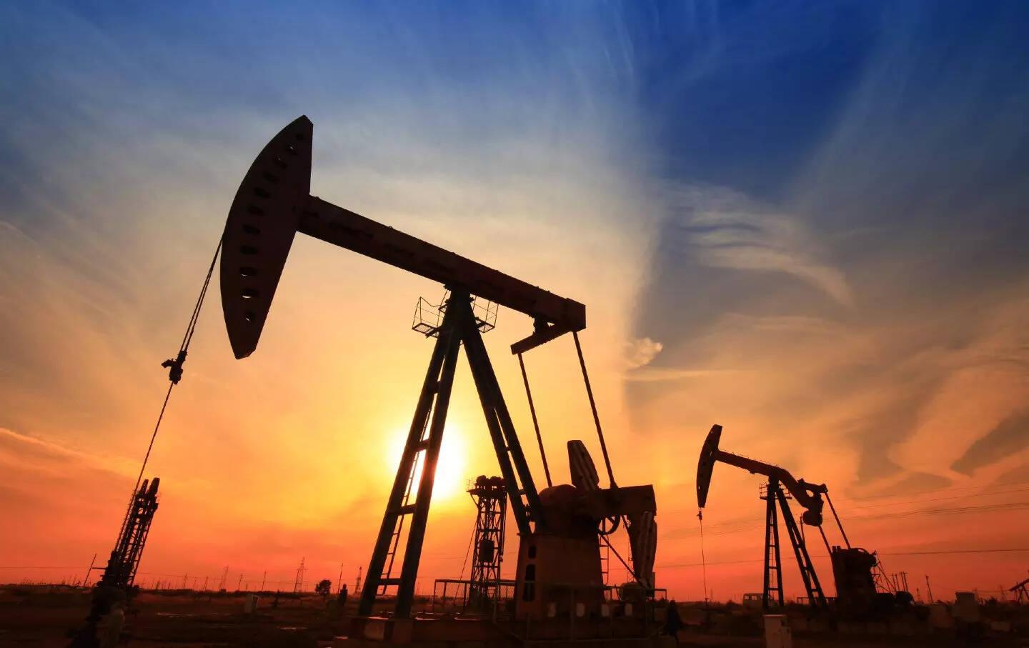 Oil heads for weekly gain as Middle East supply risks persist