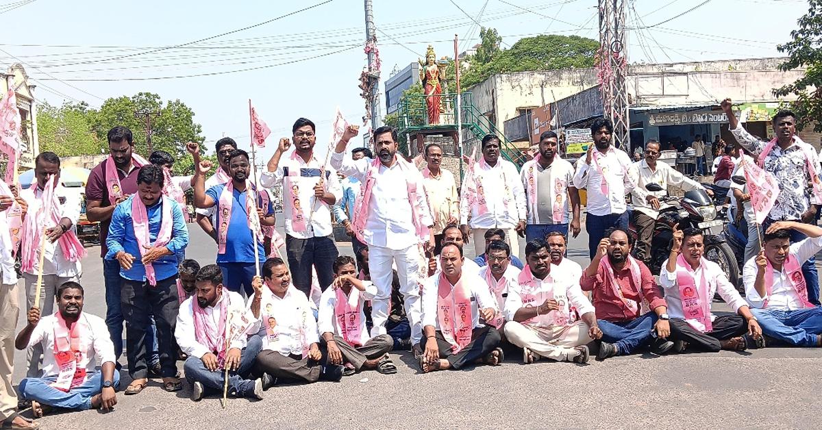 కౌశిక్ రెడ్డిపై దాడికి నిరసనగా వేములవాడలో బీఆర్‌ఎస్ ఆందోళన