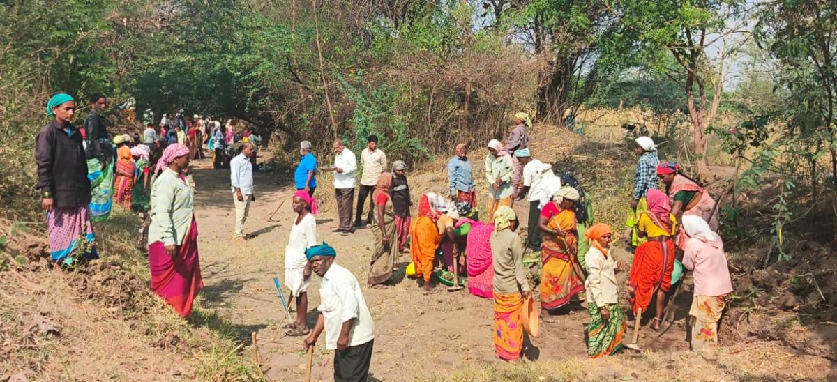 ఉపాధి పనులను పరిశీలిస్తున్న ఎంపీడీవో శ్రీనివాస్