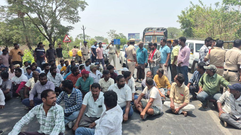 జాతీయ రహదారిపై ట్రాక్టర్ డ్రైవర్ల ధర్నా..