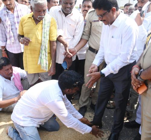 కాళ్లుమొక్కుతా సారు