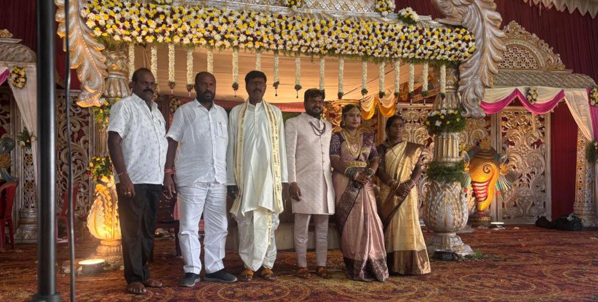 వధూవరులను ఆశీర్వదించిన పిఏసిఎస్ చైర్మన్ మొండయ్య