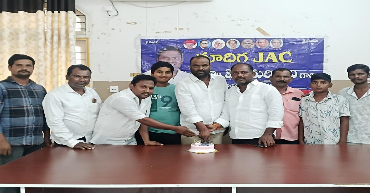 ఘనంగా డాక్టర్ పిడమర్తి రవి జన్మదిన వేడుకలు