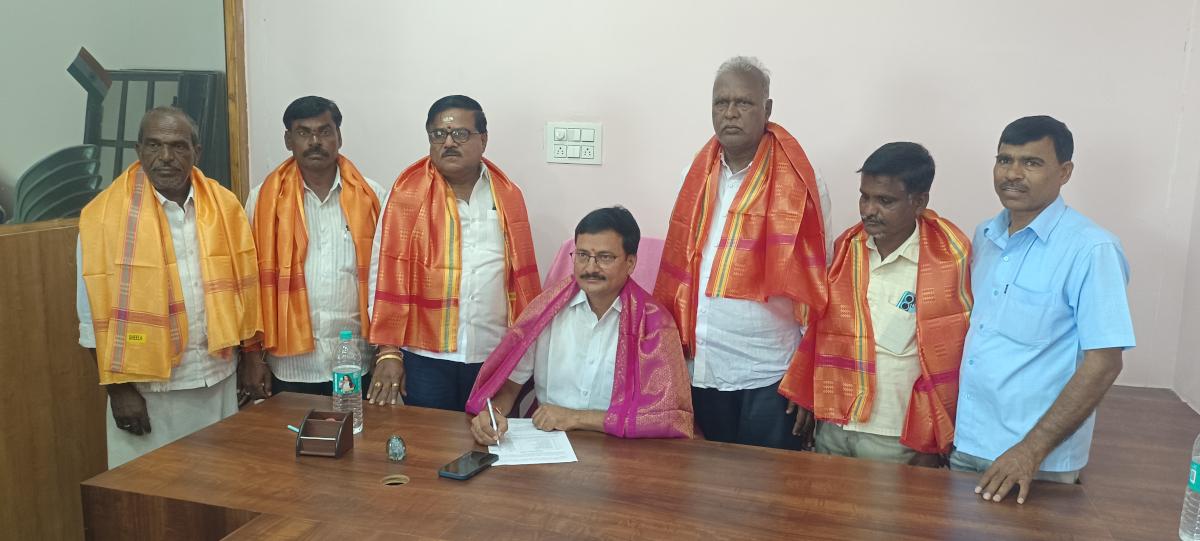 పదవీ బాధ్యతలు చేపట్టిన పీఎసీఎస్ పాలకవర్గం