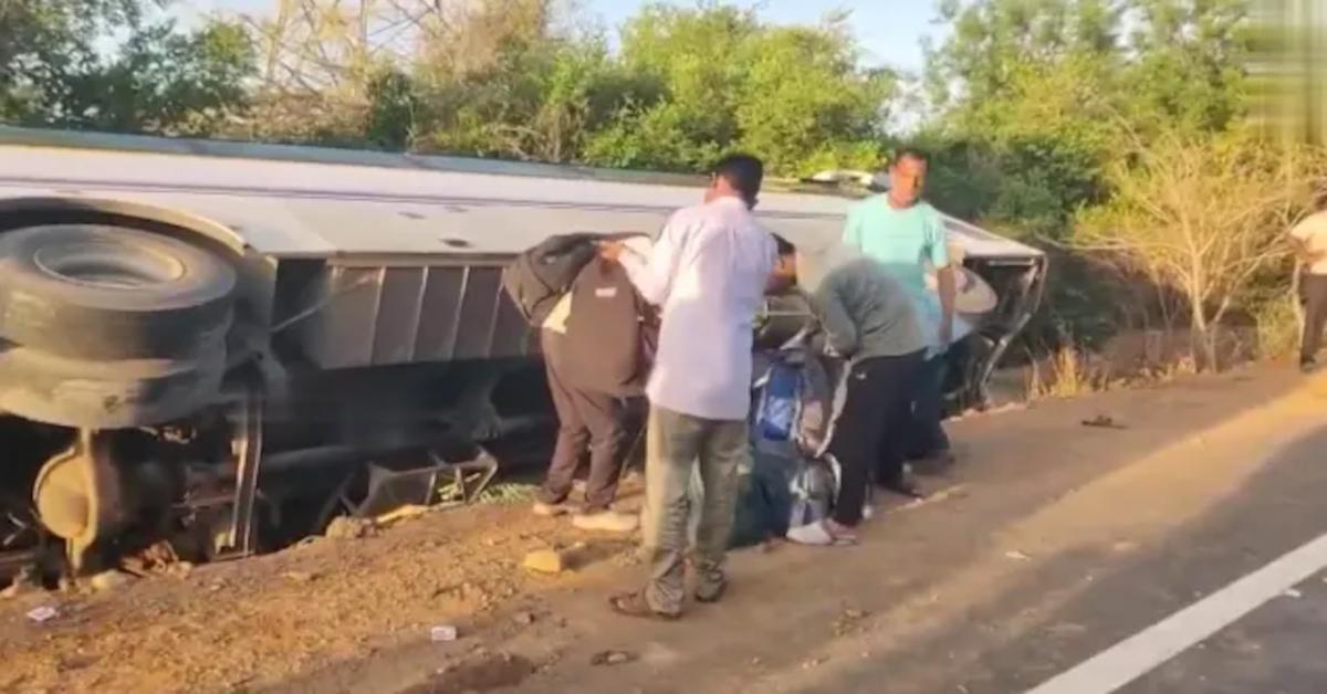 ప్రయివేటు బస్సు బోల్తా..పలువురికి గాయాలు