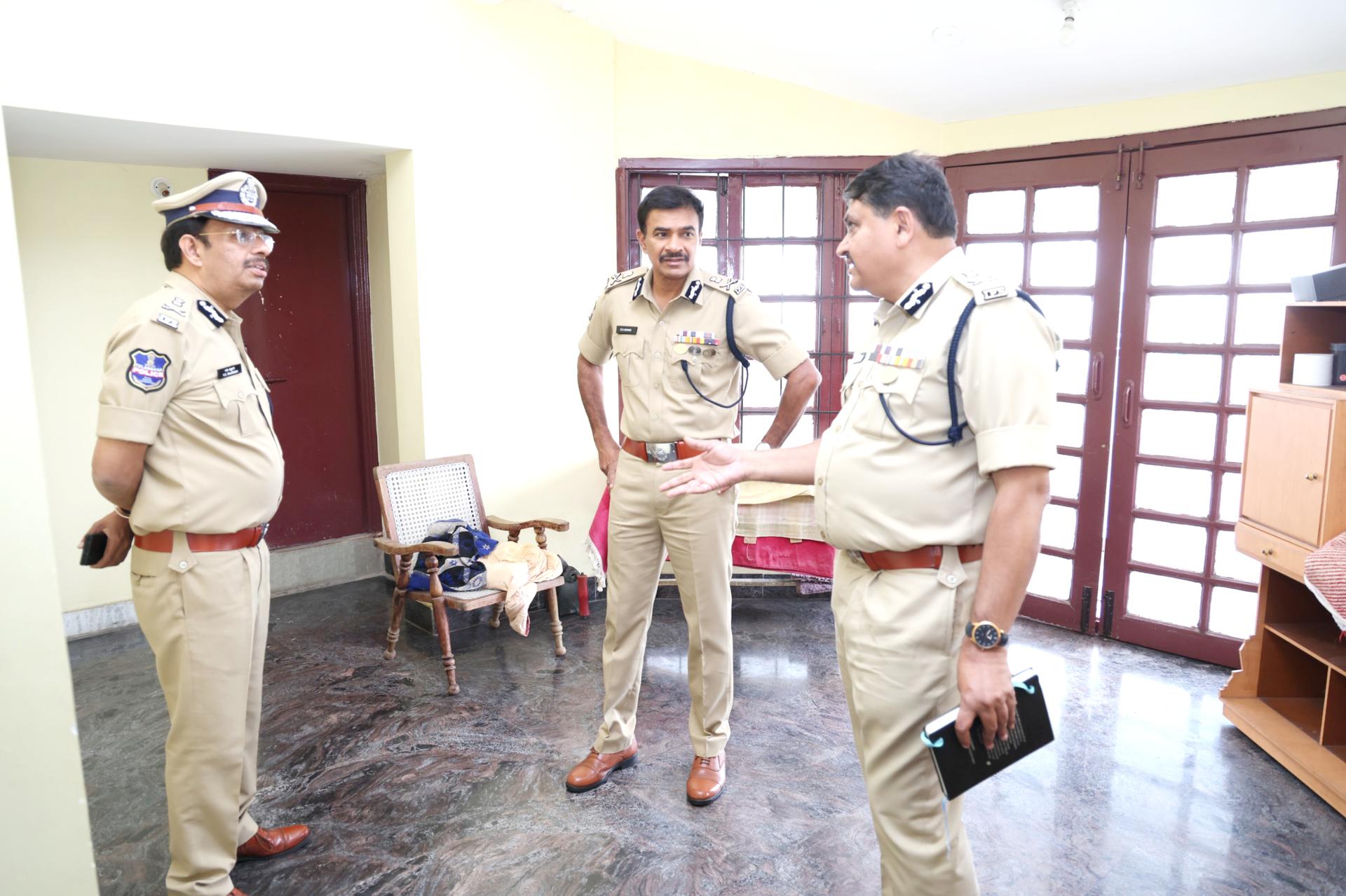 విశ్రాంత ఐపీఎస్ భార్య దారుణ హత్య