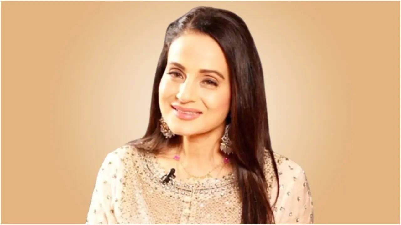 Ameesha recalls how a crowd stopped Bobby from hugging