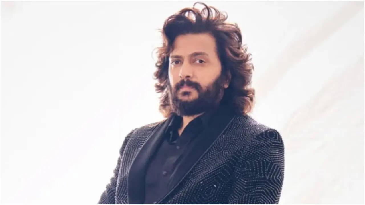 Riteish celebrates audience love for Raja Shivaji directorial