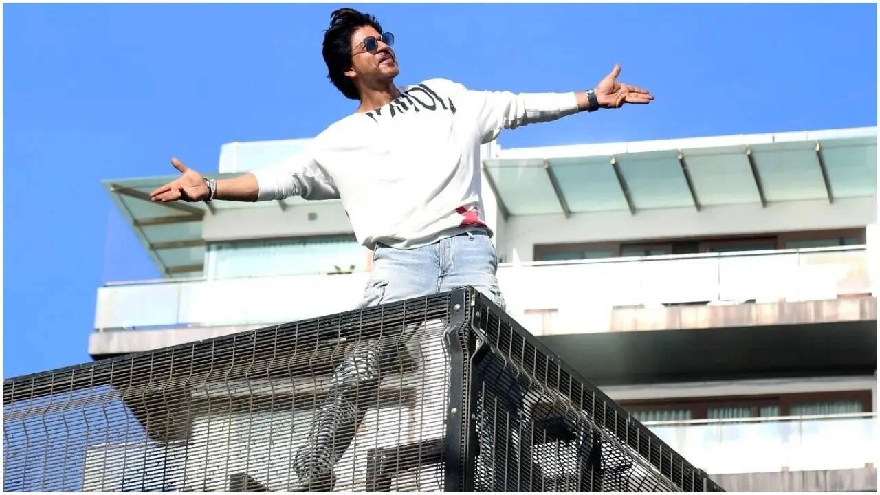 ‘Order aya hai SRK ke naam ka’: Delivery boy rushes to meet King Khan