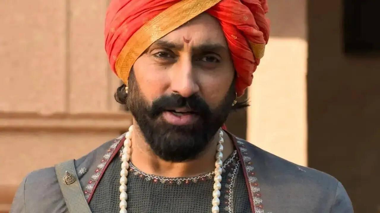 Abhishek Bachchan reacts to being called 'Shambu Raje' at a traffic signal