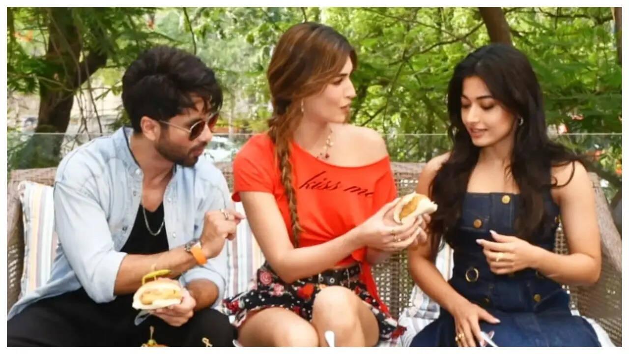Netizens troll Shahid, Kriti, Rashmika for not eating vada pao