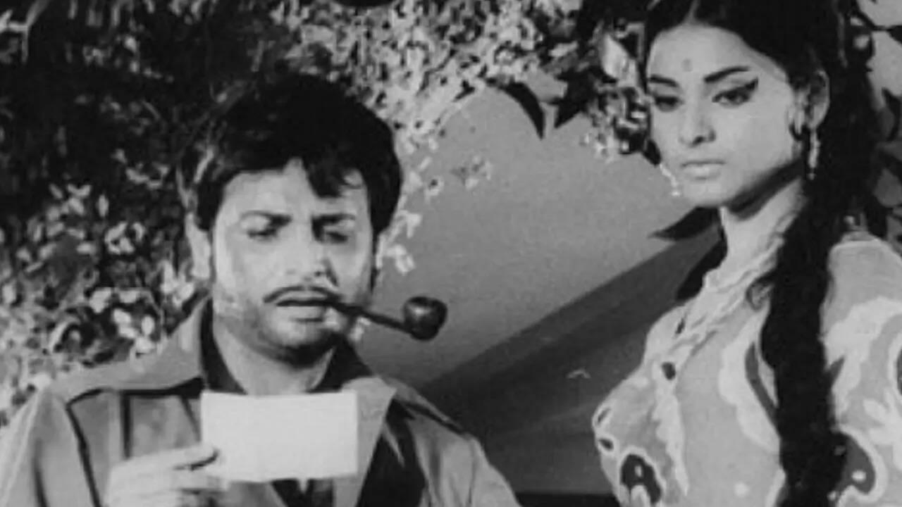 Biswajeet's daughter reacts to her father forcefully kissing Rekha