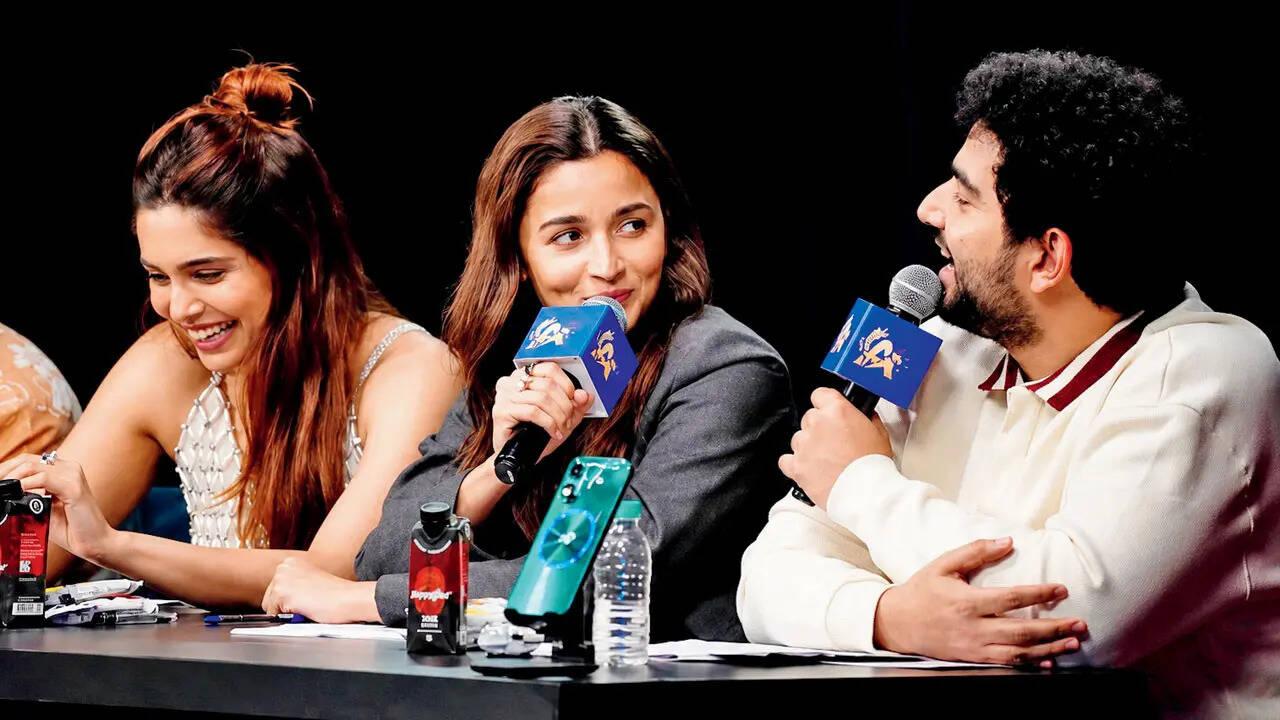 Alia tells Samay about watching IGL on a flight: 'Not realising Raha'