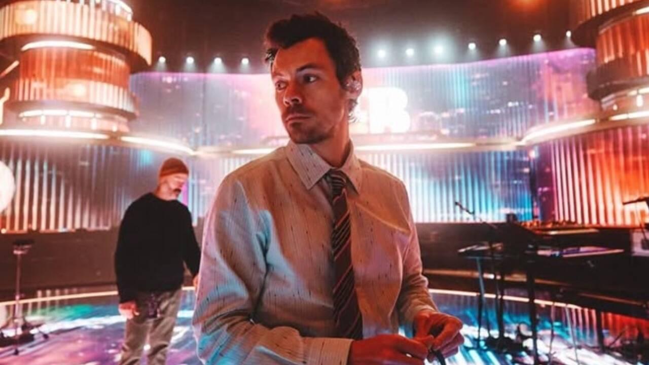 Harry Styles sheds tears after breaking most performances record