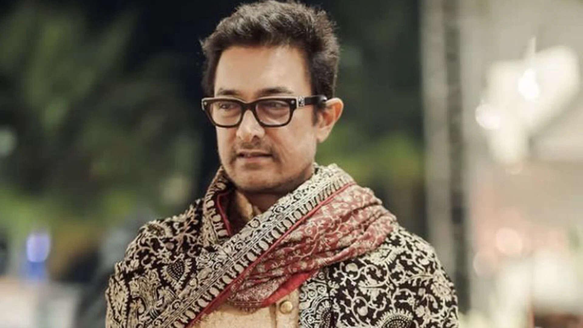 Aamir Khan sees off Raj Thackeray after wedding with Gauri Spratt
