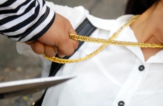 Six Robbers Snatch Gold Chains After Stopping Circar Express; Suspect Detained