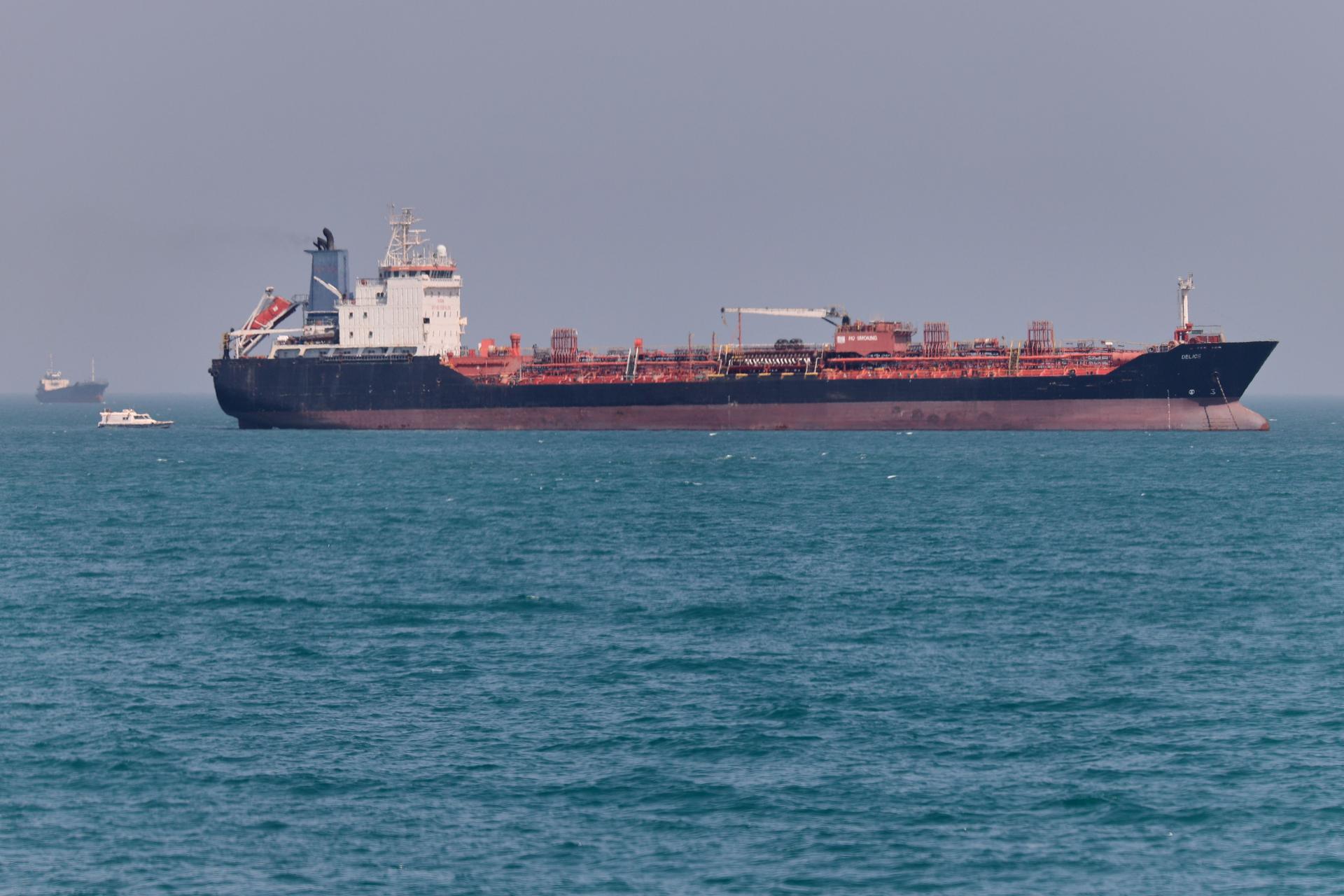 US and Iran Launch New Attacks as They Wrestle for Control of Gulf Waters