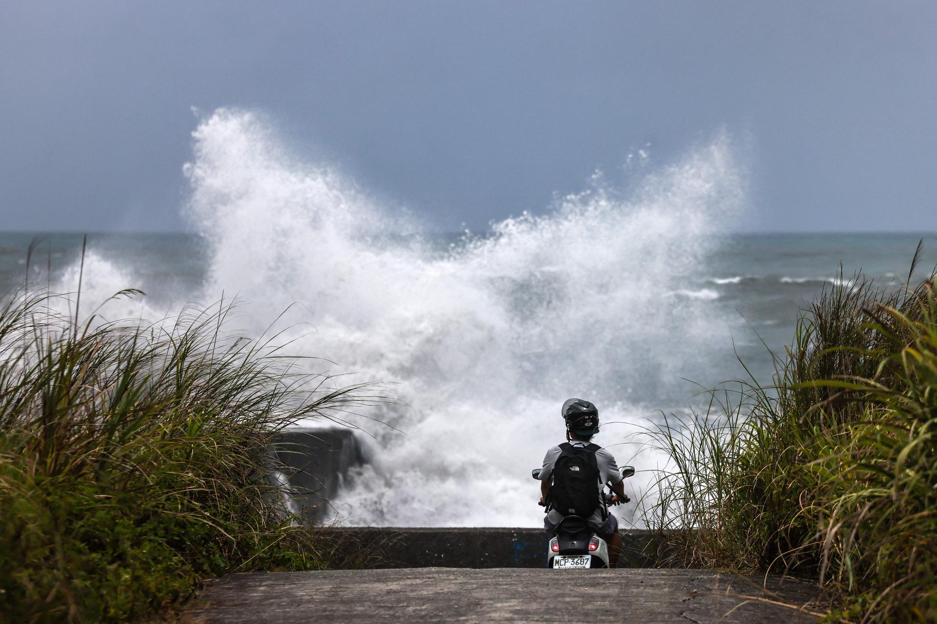Landslides Kill 15 in Philippines as Biggest Typhoon in Decades Nears Taiwan