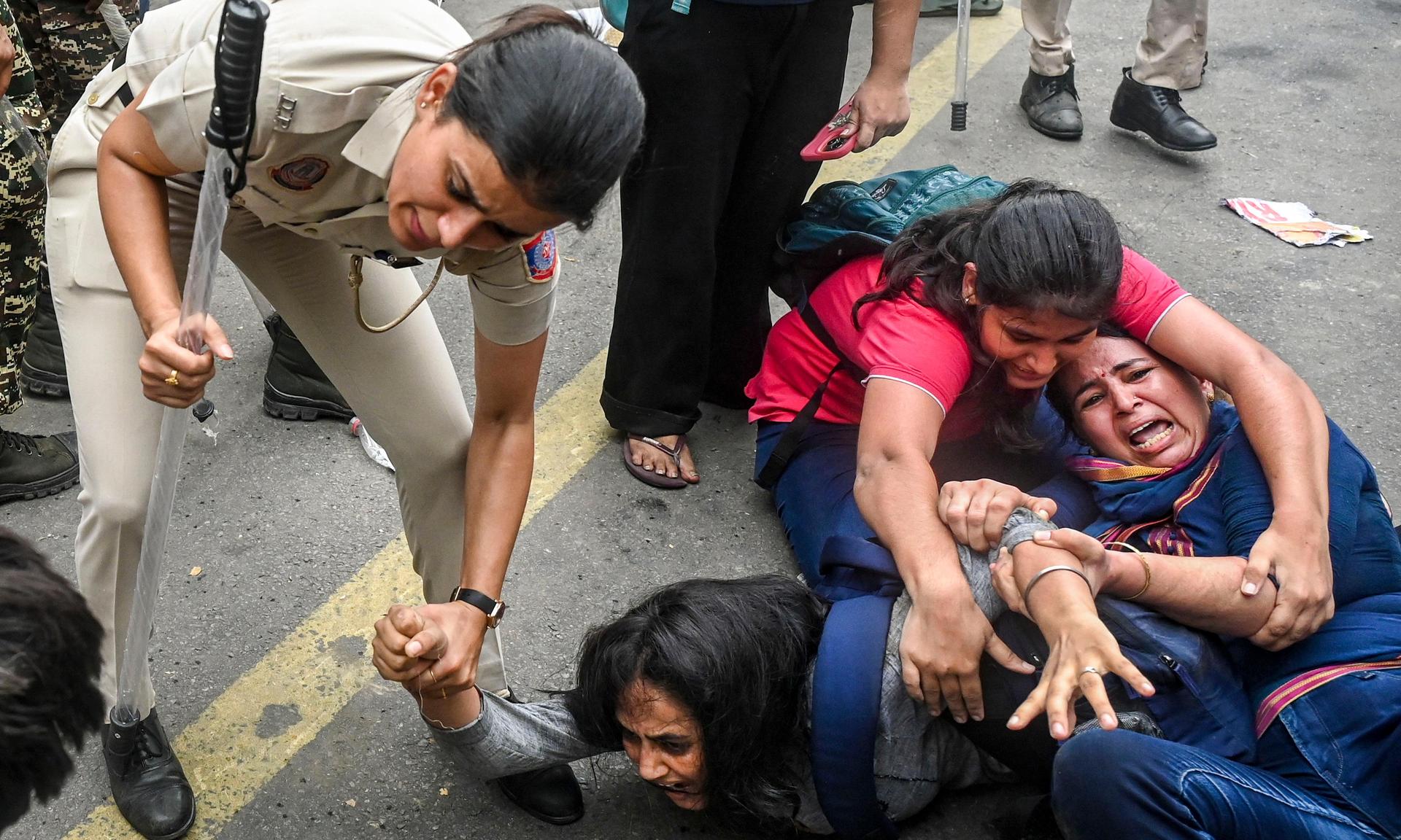 Over 50 Police, Protesters Injured During CJP March; 100+ Detained