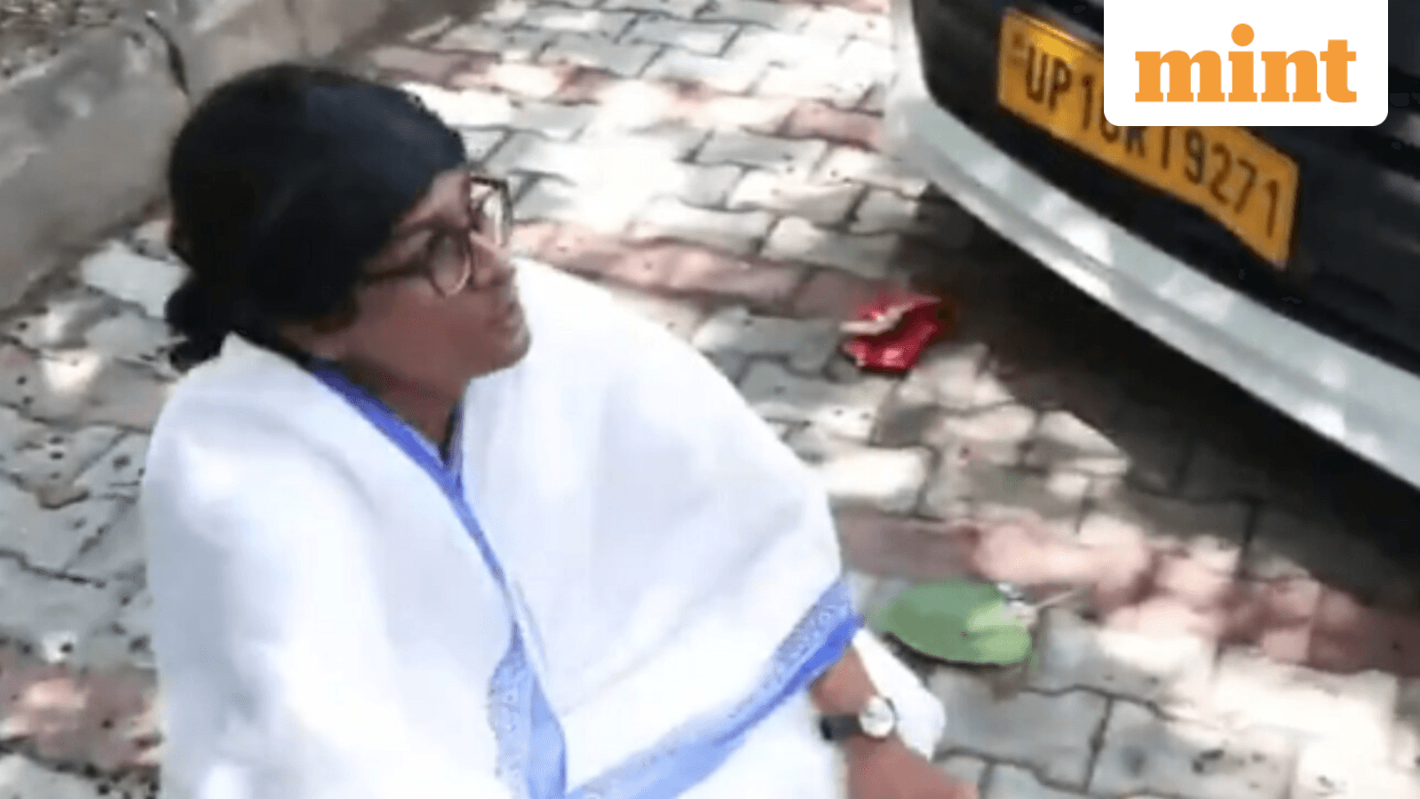 Bengal influencer dressed as Mamata Banerjee reaches BJP HQ amid saffron surge, says 'khela ho gaya’ - Video