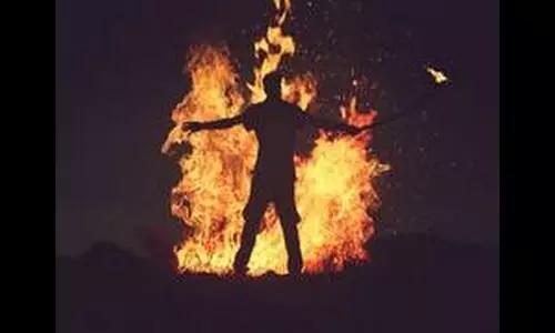 తండ్రితో గొడవ... పెట్రోల్ పోసుకొని తగలబెట్టుకున్న కుమారుడు