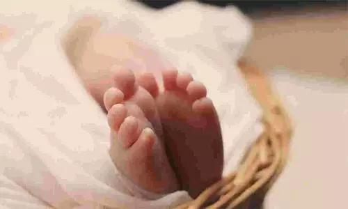 బాత్రూమ్ లో ప్రనవం.... పసికందు గొంతుకోసి చంపిన యువతి