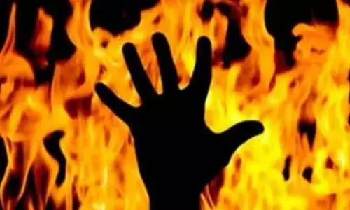 ఆర్టిసి నమ్మె.. బస్టాండ్ ఎదుట నిప్పంటించుకున్న డ్రైవర్