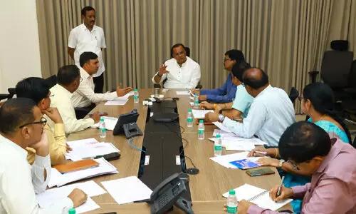 యుద్ధ ప్రాతిపదికన ధాన్యం కొనుగోలు పెంచాలి: వెంకట్ రెడ్డి