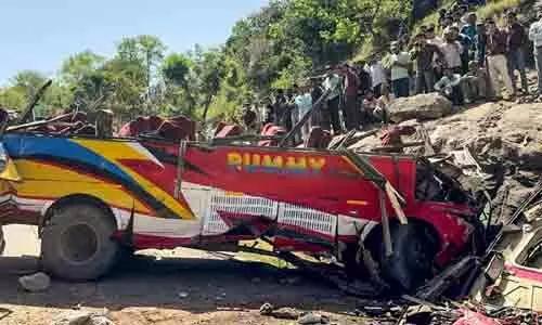 రక్తమోడుతున్న రహదారులు