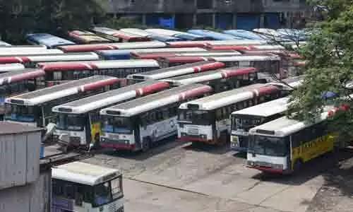 జీడిమెట్ల  డిపోలో బస్సులు నిలిపివేత