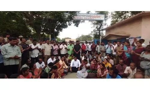 ఉప్పల్ డిపో వద్ద ఆర్టీసి కార్మికులతో తీన్మార్ మల్లన్న ధర్నా